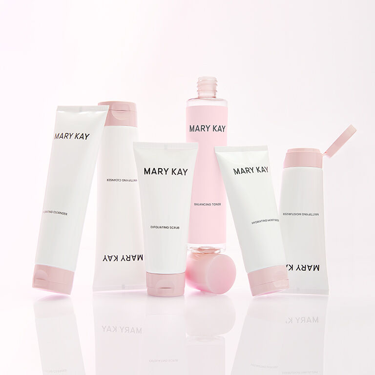 Los sets hidratantes y matificantes Mary Kay puestos uno a lado del otro sobre una superficie espejeada y un fondo blanco.