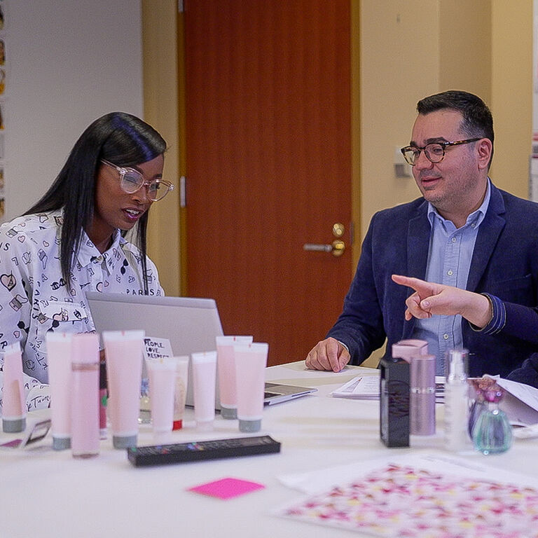 Colaboradores Mary Kay trabajando con empaque de producto 
