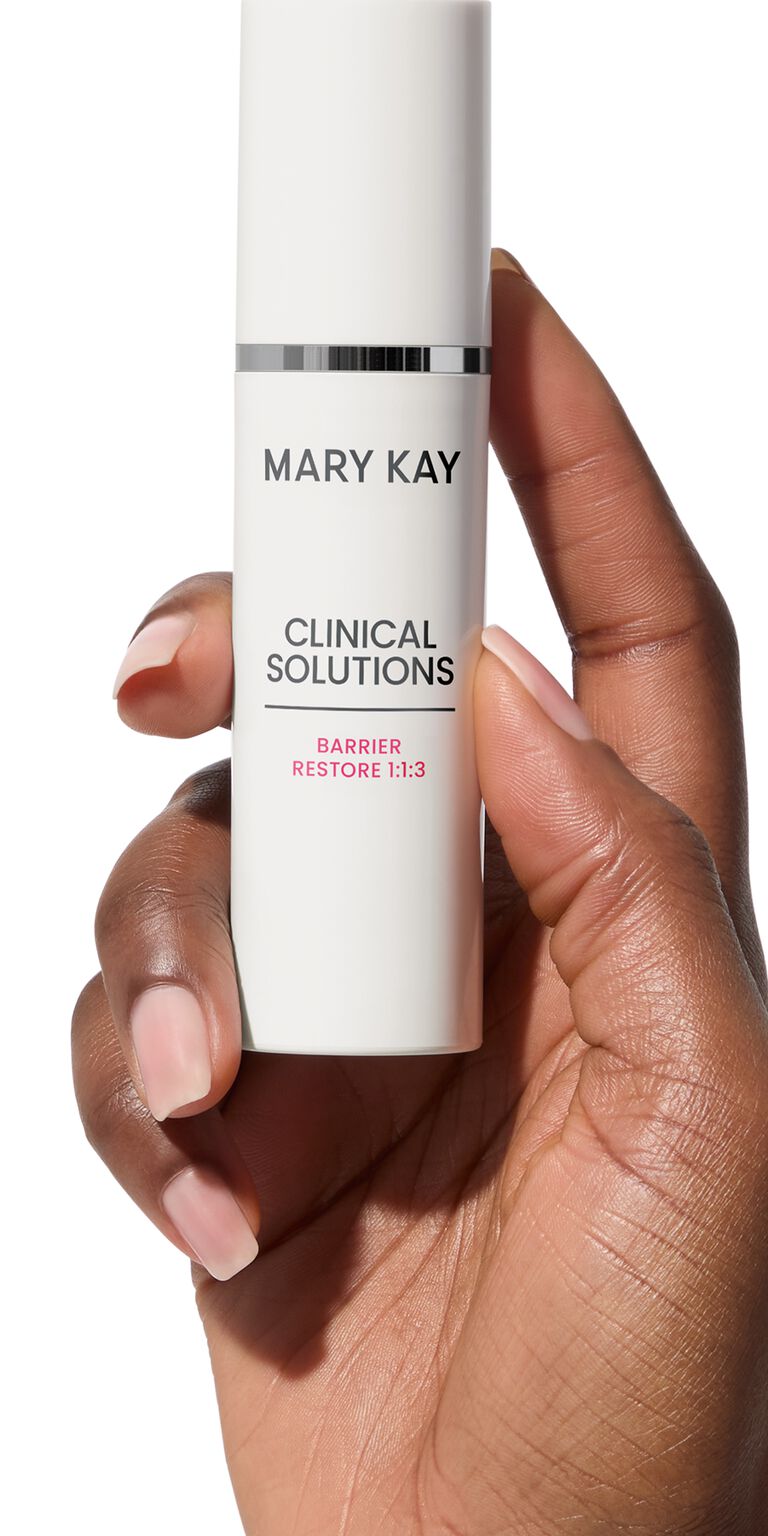 Mano sosteniendo el frasco de la Loci&oacute;n Facial Restauradora de Barrera 1:1:3 Mary Kay Clinical Solutions&reg;