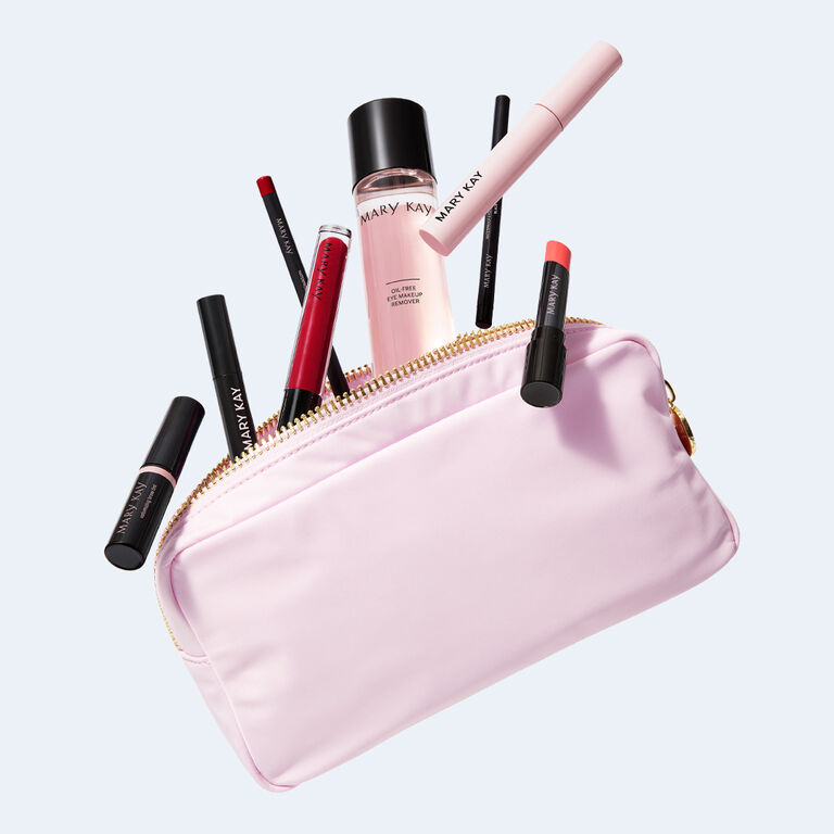 Productos de maquillaje Mary Kay&reg; saliendo de una cosmetiquera