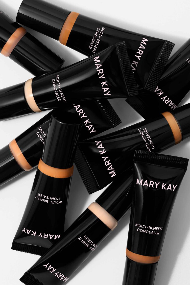 Tubos del Corrector para Ojos Multi‑Beneficios Mary Kay&reg; apilados sobre un fondo blanco