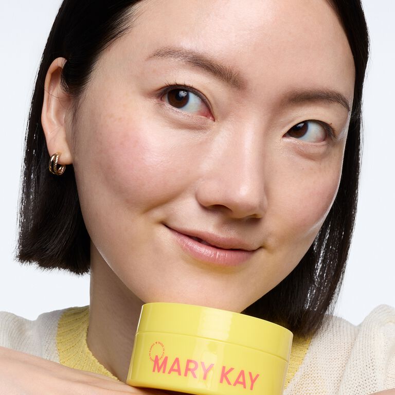 Mujer sonriendo con Parches Faciales con Gel de Caracol Mary Kay&reg; de Edici&oacute;n Especial cerca de su rostro