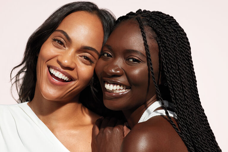 Dos mujeres sonriendo.