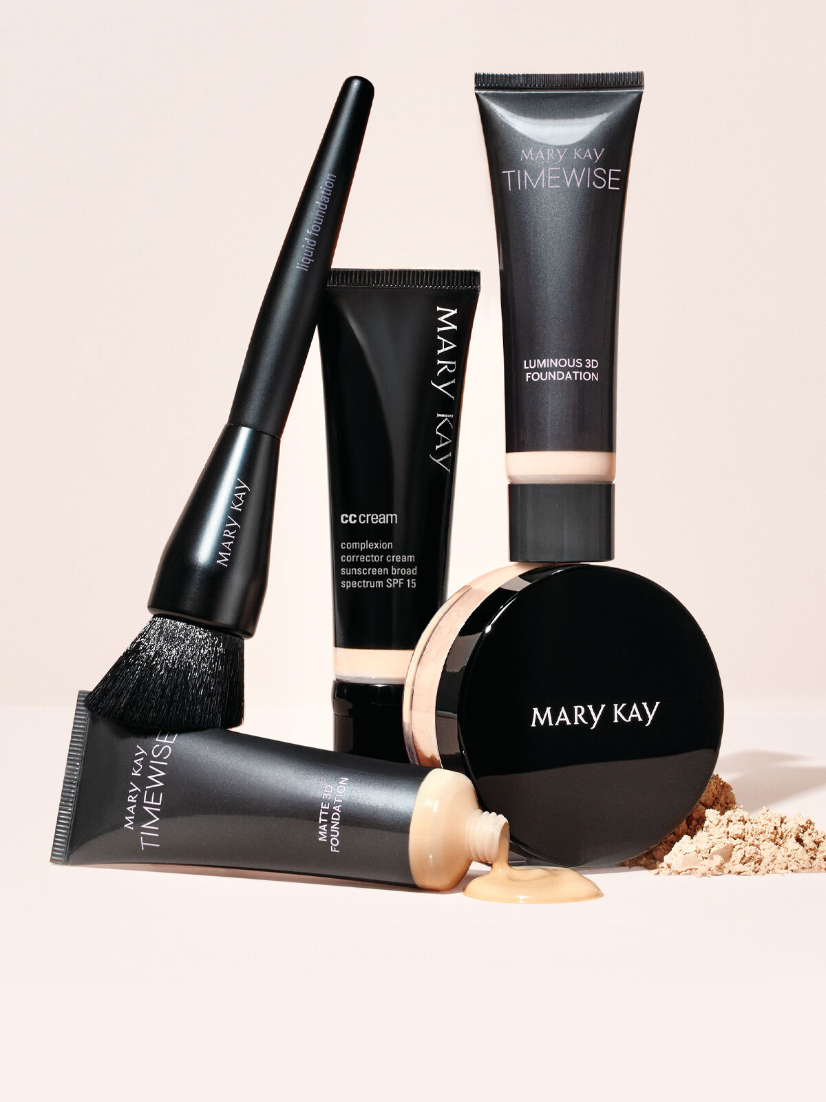 Foto grupal de bases Mary Kay TimeWise, crema CC, polvo suelto y brocha para base.