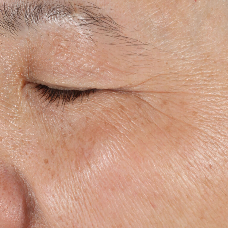 Antes de usar la Loci&oacute;n Facial Regeneradora C+E TimeWise&reg; en la zona de los ojos.