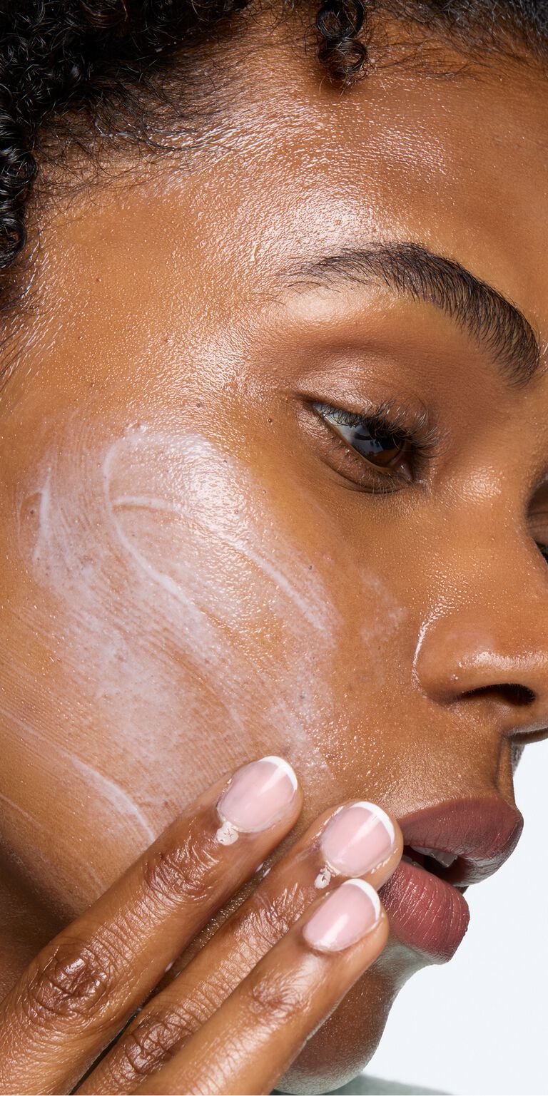 Mujer aplicando B&aacute;lsamo Limpiador Facial Mary Kay&reg; de Edici&oacute;n Especia sobre su rostro
