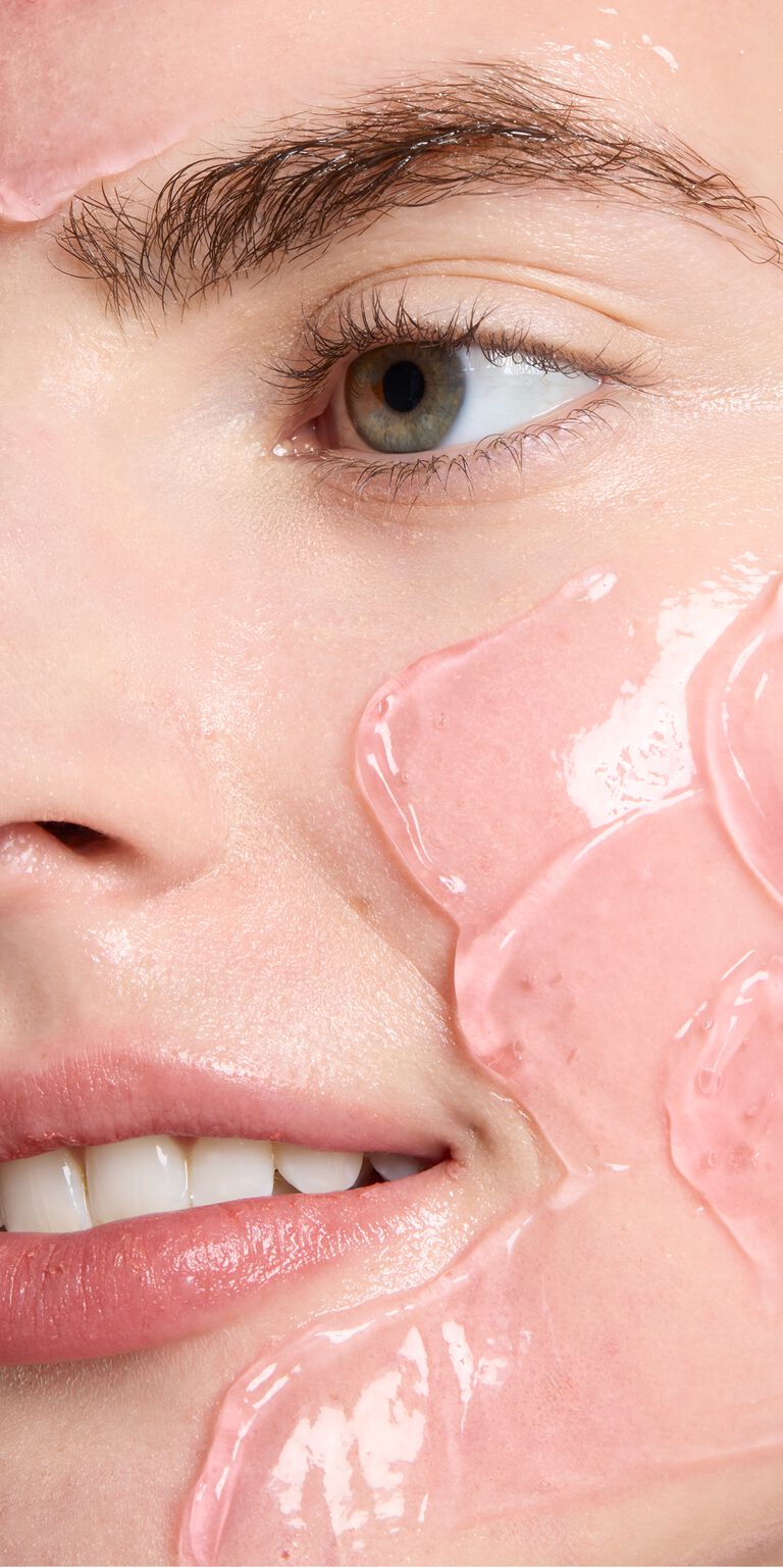 Acercamiento al rostro de una mujer usando Gel Humectante con Col&aacute;geno Mary Kay&reg; de Edici&oacute;n Especial sobre su rostro
