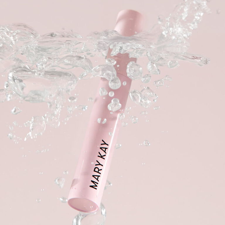 Tubo de la M&aacute;scara para Pesta&ntilde;as Great Heights Mary Kay&reg; a Prueba de Agua hundi&eacute;ndose en el agua