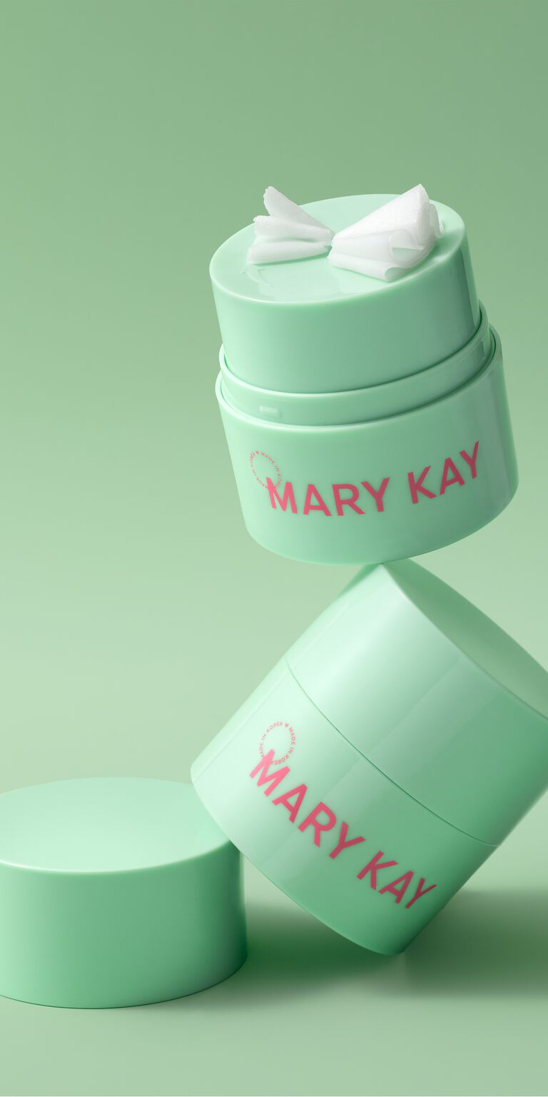 Dos frascos de B&aacute;lsamo Limpiador Facial Mary Kay&reg; de Edici&oacute;n Especial apilados sobre un fondo verde