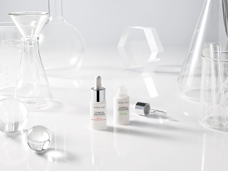 Frascos del Concentrado Iluminador y del Resurfacer de Mary Kay Clinical Solutions&reg;