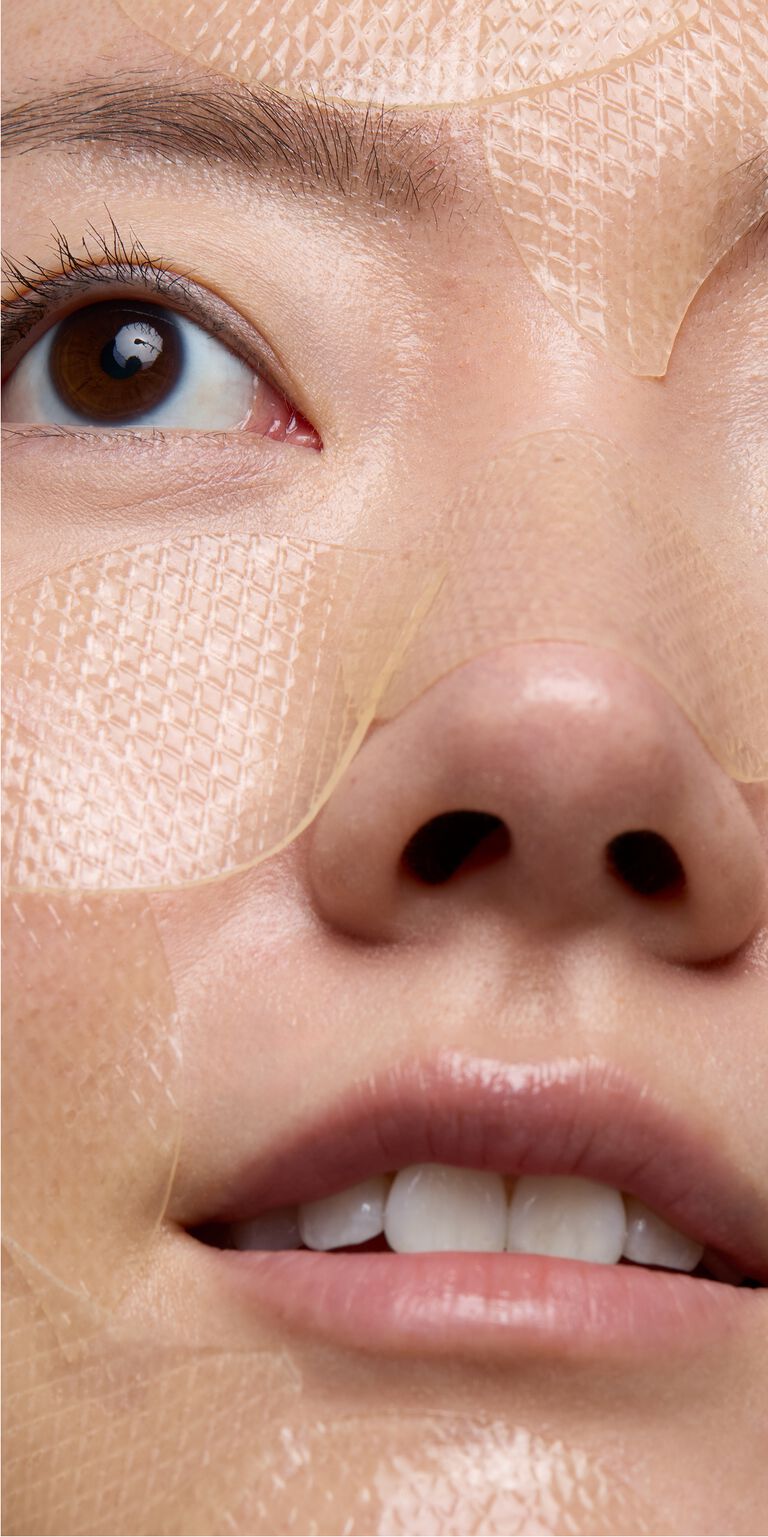 Acercamiento a rostro de mujer usandoParches Faciales con Gel de Caracol Mary Kay&reg; de Edici&oacute;n Especial sobre su rostro