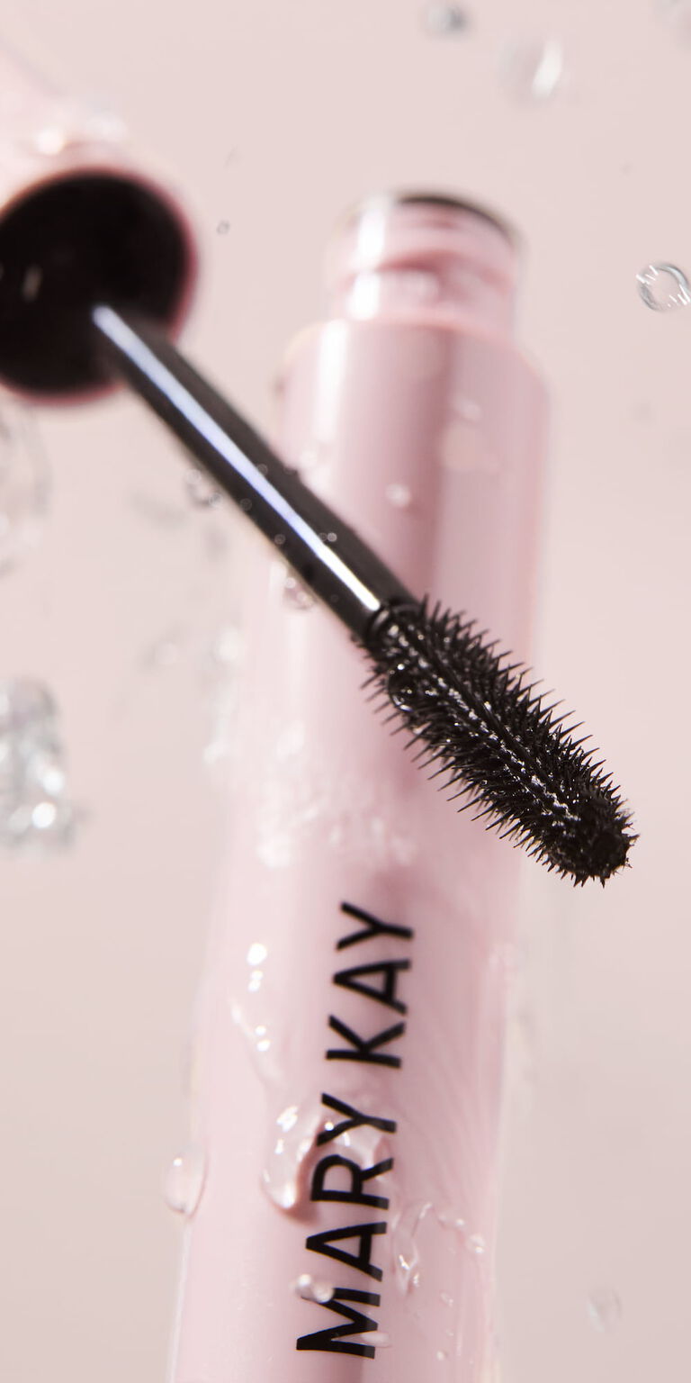 Cepillo y tubo de la M&aacute;scara para Pesta&ntilde;as Great Heights Mary Kay&reg; a Prueba de Agua con gotas de agua