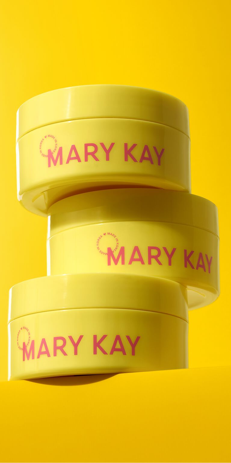 Tres frascos de Parches Faciales con Gel de Caracol Mary Kay&reg; de Edici&oacute;n Especial apilados sobre un fondo amarillo