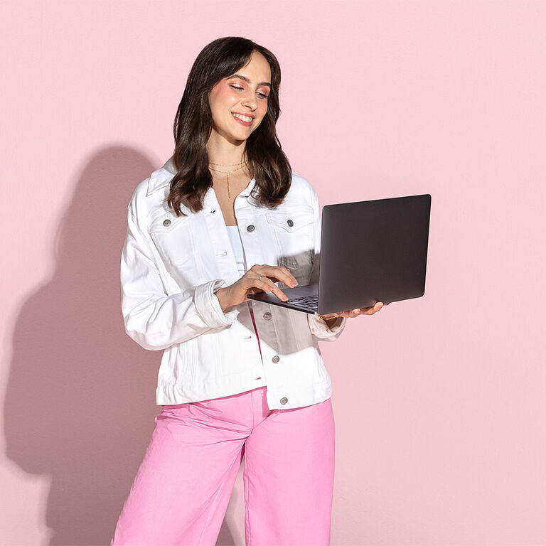 Mujer trabajando en su computadora port&aacute;til. 