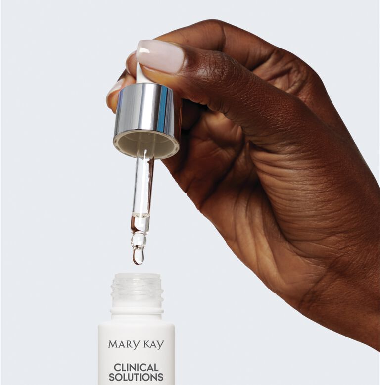 Modelo sosteniendo un gotero de suero de Mary Kay Clinical Solutions&reg;