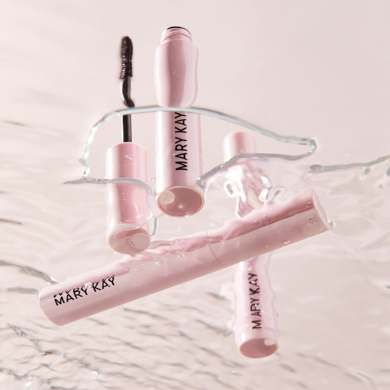 Tubos de la M&aacute;scara para Pesta&ntilde;as Great Heights Mary Kay&reg; a Prueba de Agua flotando en el agua