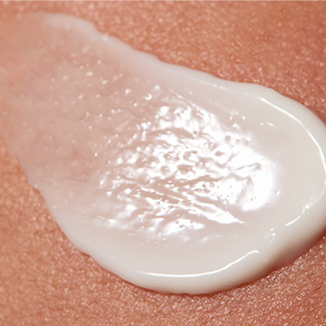 Textura de la Loci&oacute;n Facial Restauradora de Barrera 1:1:3 Mary Kay Clinical Solutions&reg; aplicada sobre la piel
