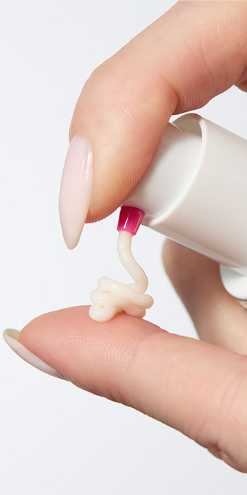 Mano dispensando la Loci&oacute;n Facial Restauradora de Barrera 1:1:3 Mary Kay Clinical Solutions&reg; sobre un dedo