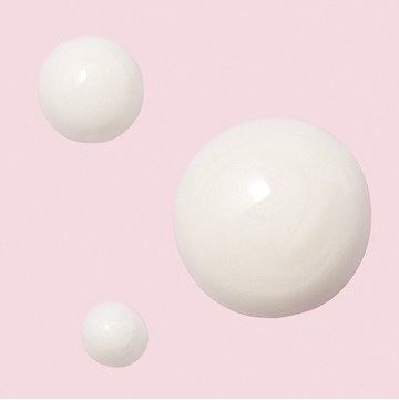 Gotas de Loci&oacute;n Facial Regeneradora C+E TimeWise&reg; de Mary Kay sobre un fondo rosa.