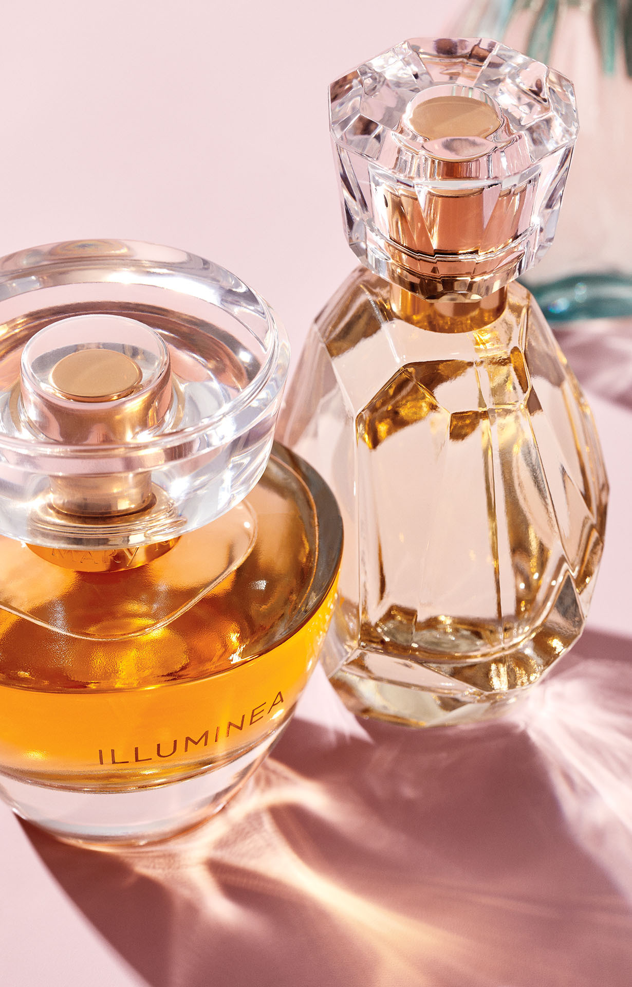 Frascos de dos fragancias Mary Kay para mujer