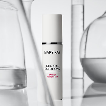 Frasco de la Loci&oacute;n Facial Restauradora de Barrera 1:1:3 Mary Kay Clinical Solutions&reg; rodeado de recipientes de vidrio