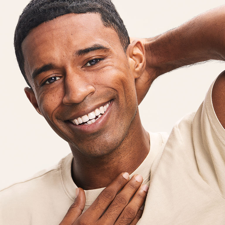Hombre sonriendo despu&eacute;s de un afeitado limpio.
