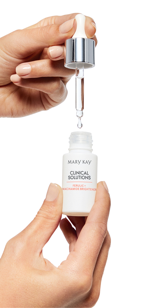 Modelo sosteniendo el Concentrado Iluminador de &Aacute;cido Fer&uacute;lico + Niacinamida Mary Kay Clinical Solutions&reg;
