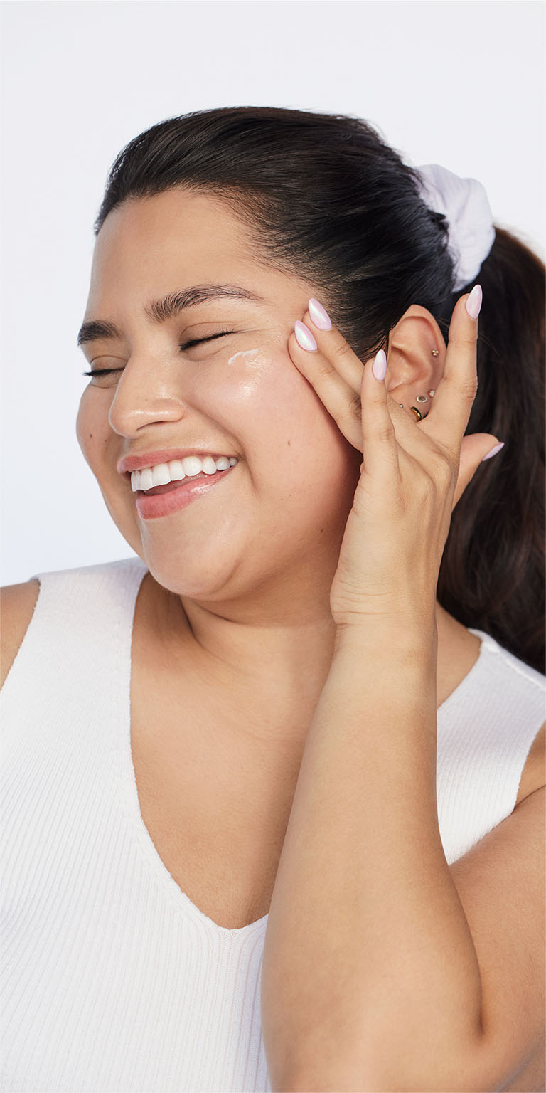 Mujer aplicando el Protector Solar Facial Mineral con FPS 30 Mary Kay&reg; en el costado de la mejilla.