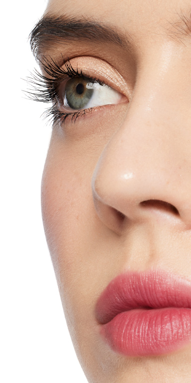 Vista de perfil de las pesta&ntilde;as despu&eacute;s de 3 capas de la M&aacute;scara para Pesta&ntilde;as Great Heights Mary Kay&reg;.