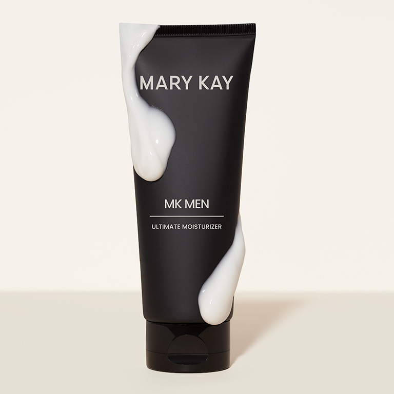 Modelo masculino aplicando la Loci&oacute;n Facial Hidratante Intensiva MK Men&reg; en el rostro