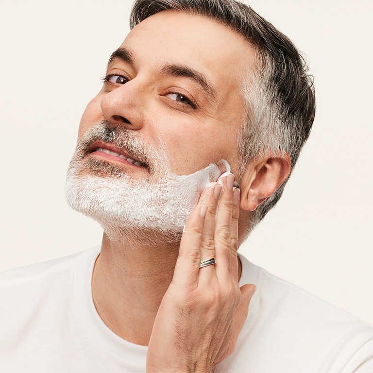 Hombre aplicando la Crema de Afeitar 2 en 1 MK Men&reg;.