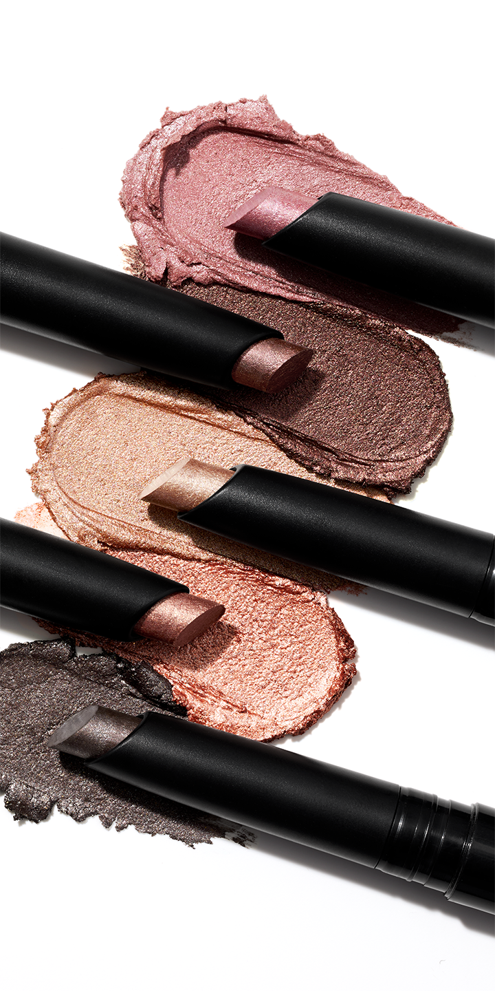 5 colores diferentes de Sombra con Brillos para Ojos en Barra Mary Kay&reg; con sus muestras de textura a un lado.