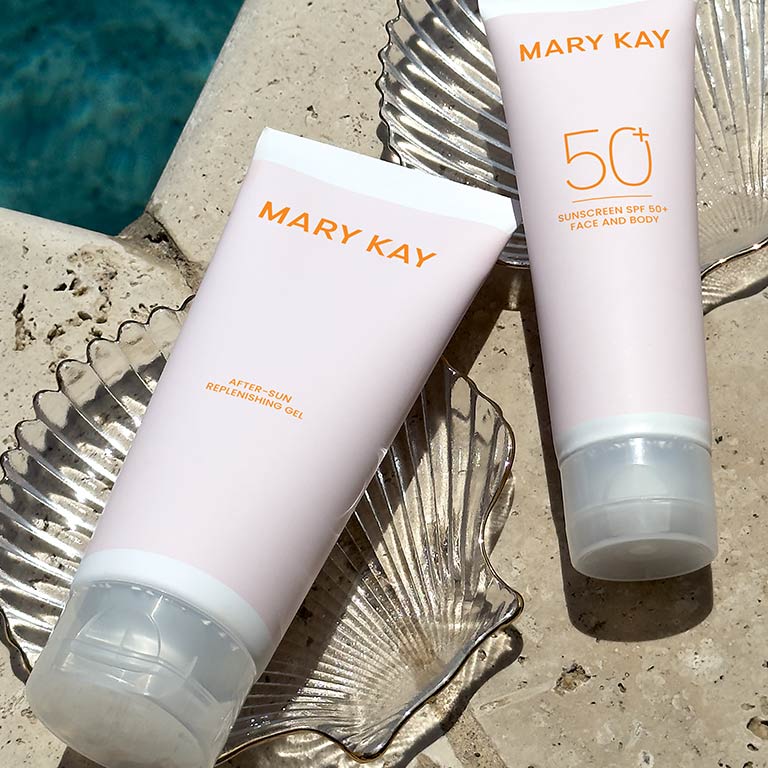 Gel Corporal Restaurador para Despu&eacute;s de Asolearse Mary Kay&reg; y Protector Solar FPS 50+ Mary Kay&reg; sobre conchas de mar cerca de una piscina.