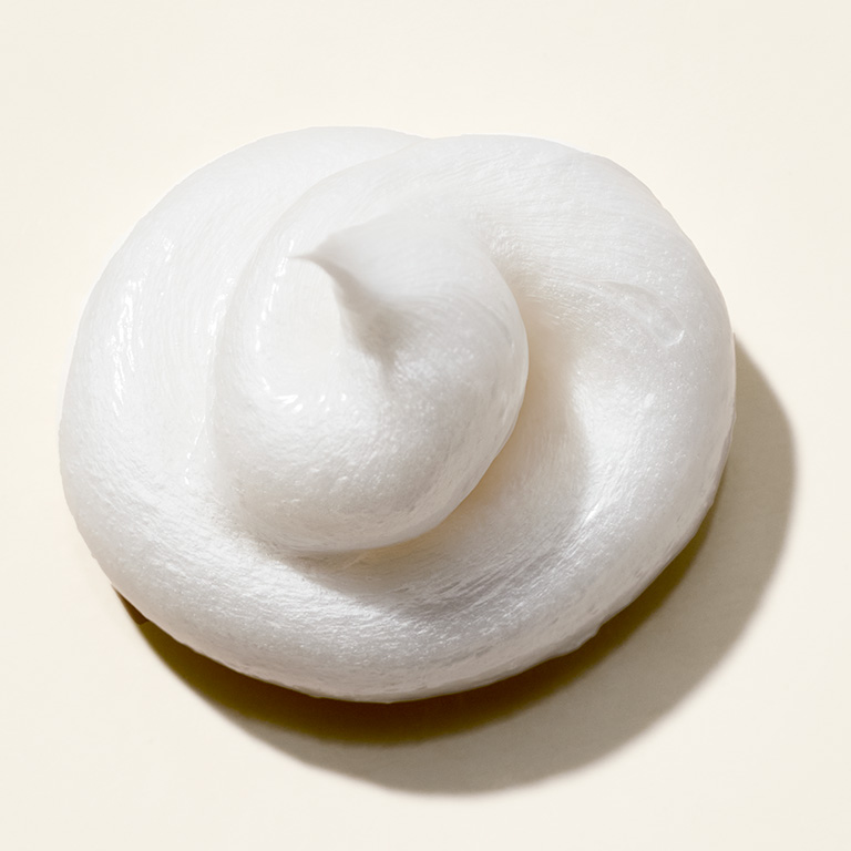 Una dosificaci&oacute;n de la Crema de Afeitar 2 en 1 MK Men&reg;.