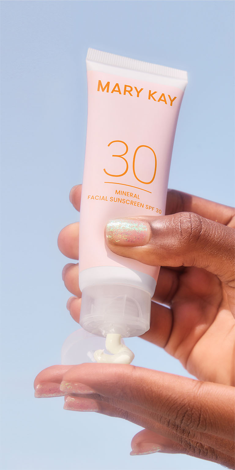 Mano aplicando el Protector Solar Facial Mineral con FPS 30 Mary Kay&reg; sobre la piel.