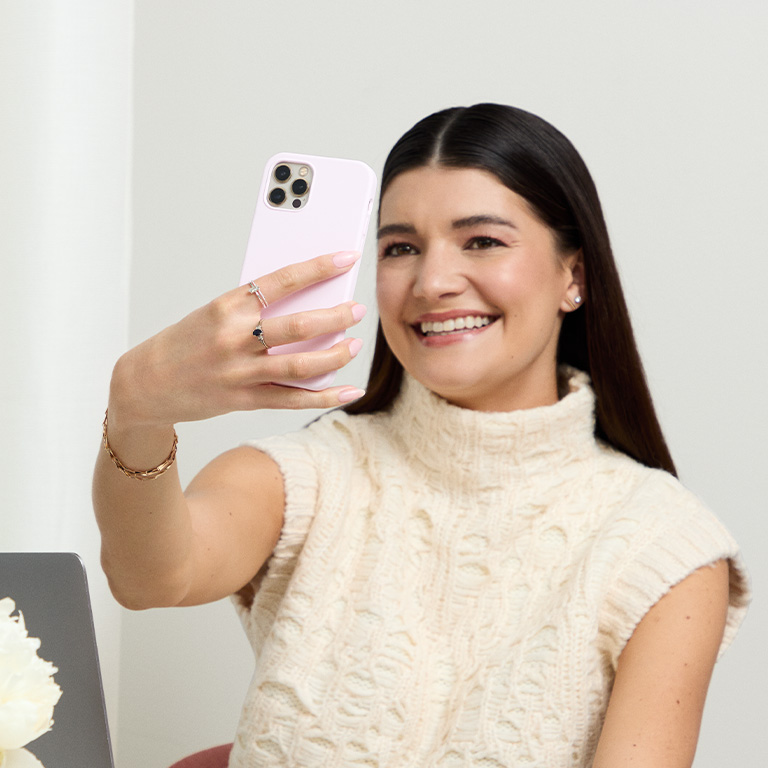 Mujer utilizando la herramienta de recomendaci&oacute;n de base desde su celular.