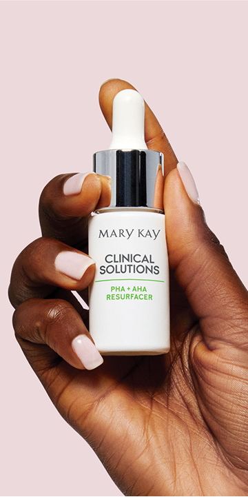 Modelo sosteniendo el Concentrado PHA + AHA Exfoliante Mary Kay Clinical Solutions&reg;.