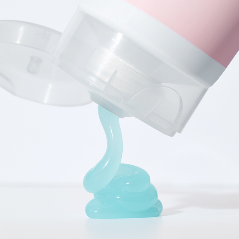 Gel Corporal Restaurador para Despu&eacute;s de Asolearse Mary Kay&reg; saliendo del tubo.