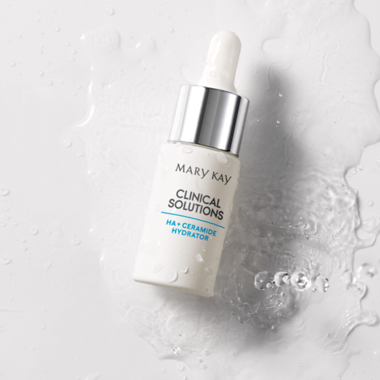 Concentrado HA + Ceramida para la Humectaci&oacute;n Mary Kay Clinical Solutions&reg; sobre una superficie con agua