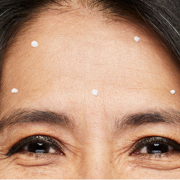 Aplicaci&oacute;n de cinco puntos de Crema Efecto Rellenador de Arrugas Volu‑Fill&reg; TimeWise&reg; Repair