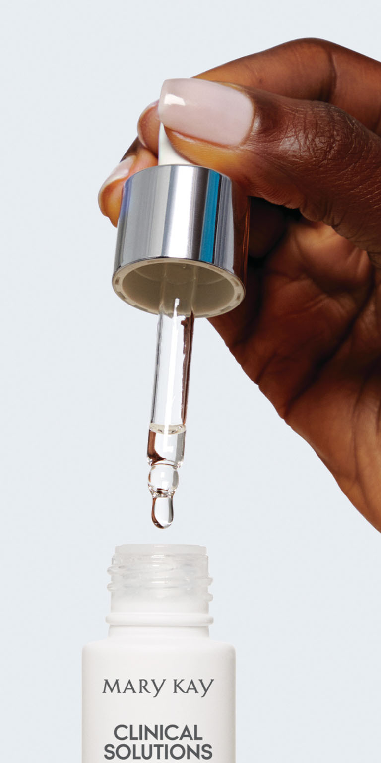 Modelo aplicando el suero Mary Kay Clinical Solutions&reg; con gotero.