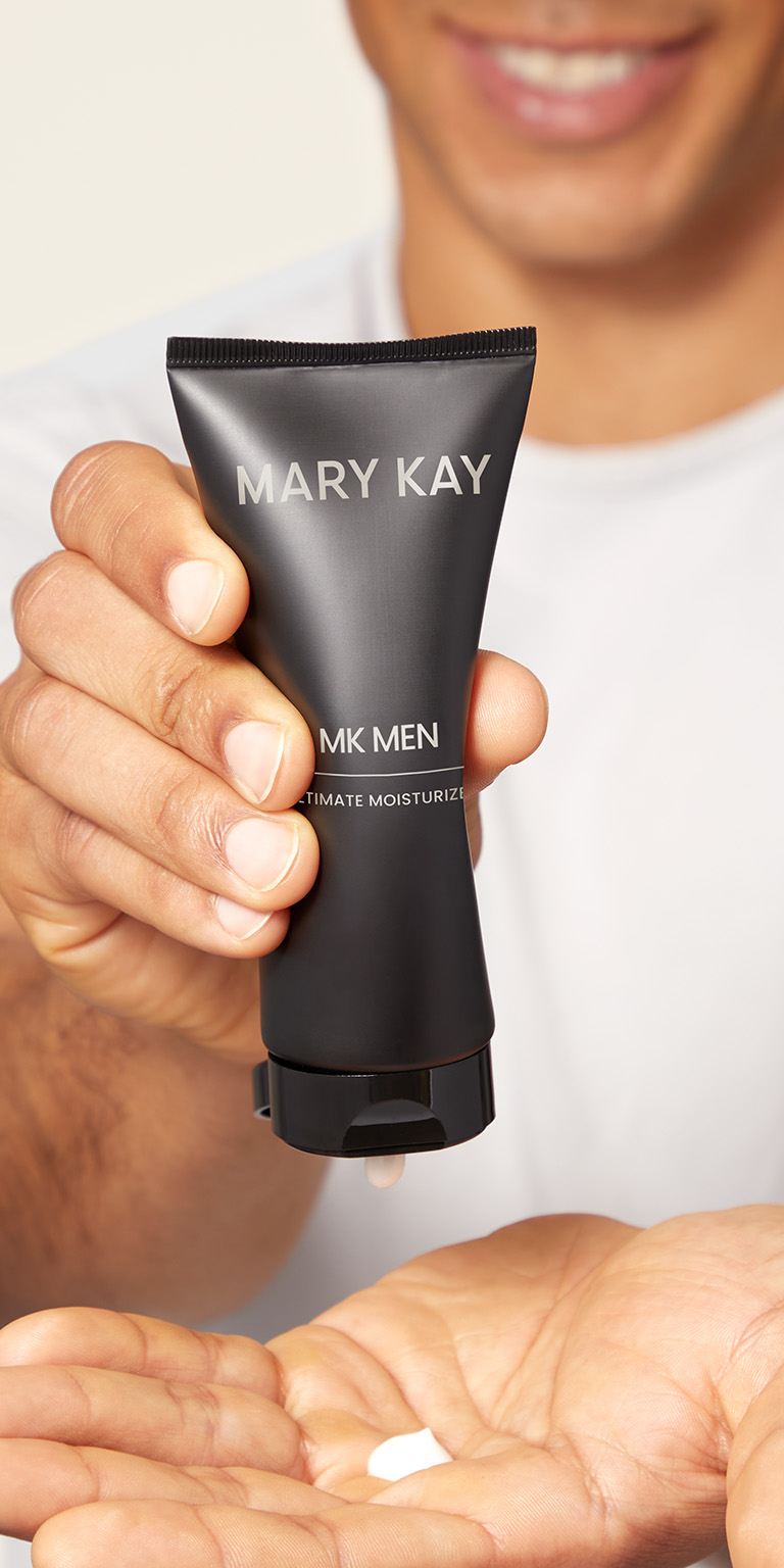 Modelo masculino colocando la Loci&oacute;n Facial Hidratante Intensiva MK Men&reg; en la mano