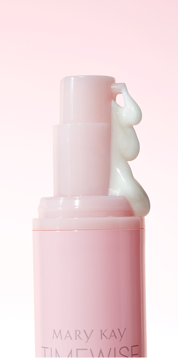 Botella de Loci&oacute;n Facial Regeneradora C+E TimeWise&reg; de Mary Kay con producto saliendo de la parte superior.